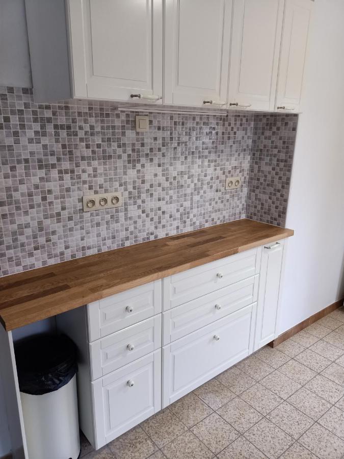 Deux étangs poissonneux au milieu des bois avec gîte moderne, la halte des deux lacs Rosée Exterior foto