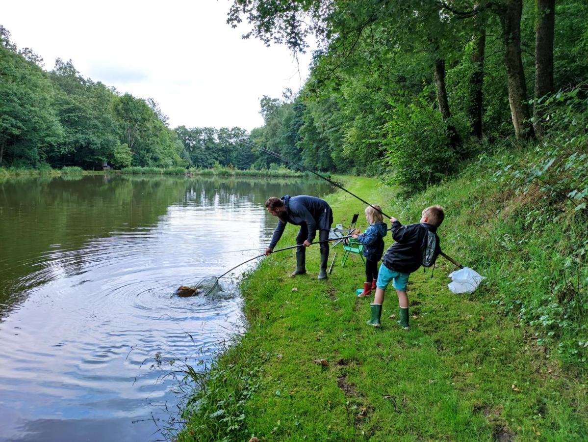 Deux étangs poissonneux au milieu des bois avec gîte moderne, la halte des deux lacs Rosée Exterior foto