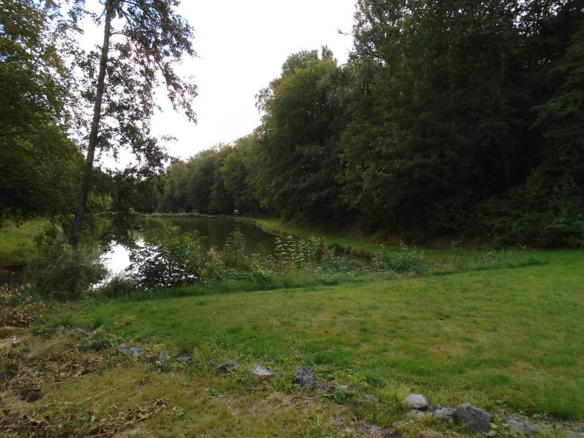 Deux étangs poissonneux au milieu des bois avec gîte moderne, la halte des deux lacs Rosée Exterior foto