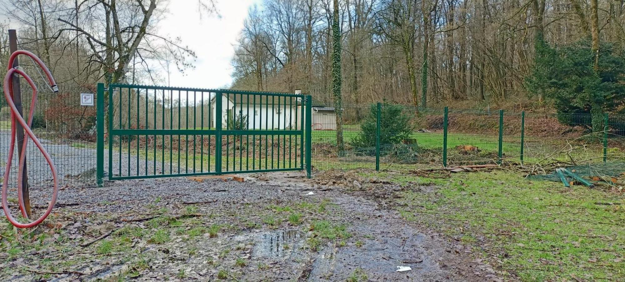 Deux étangs poissonneux au milieu des bois avec gîte moderne, la halte des deux lacs Rosée Exterior foto